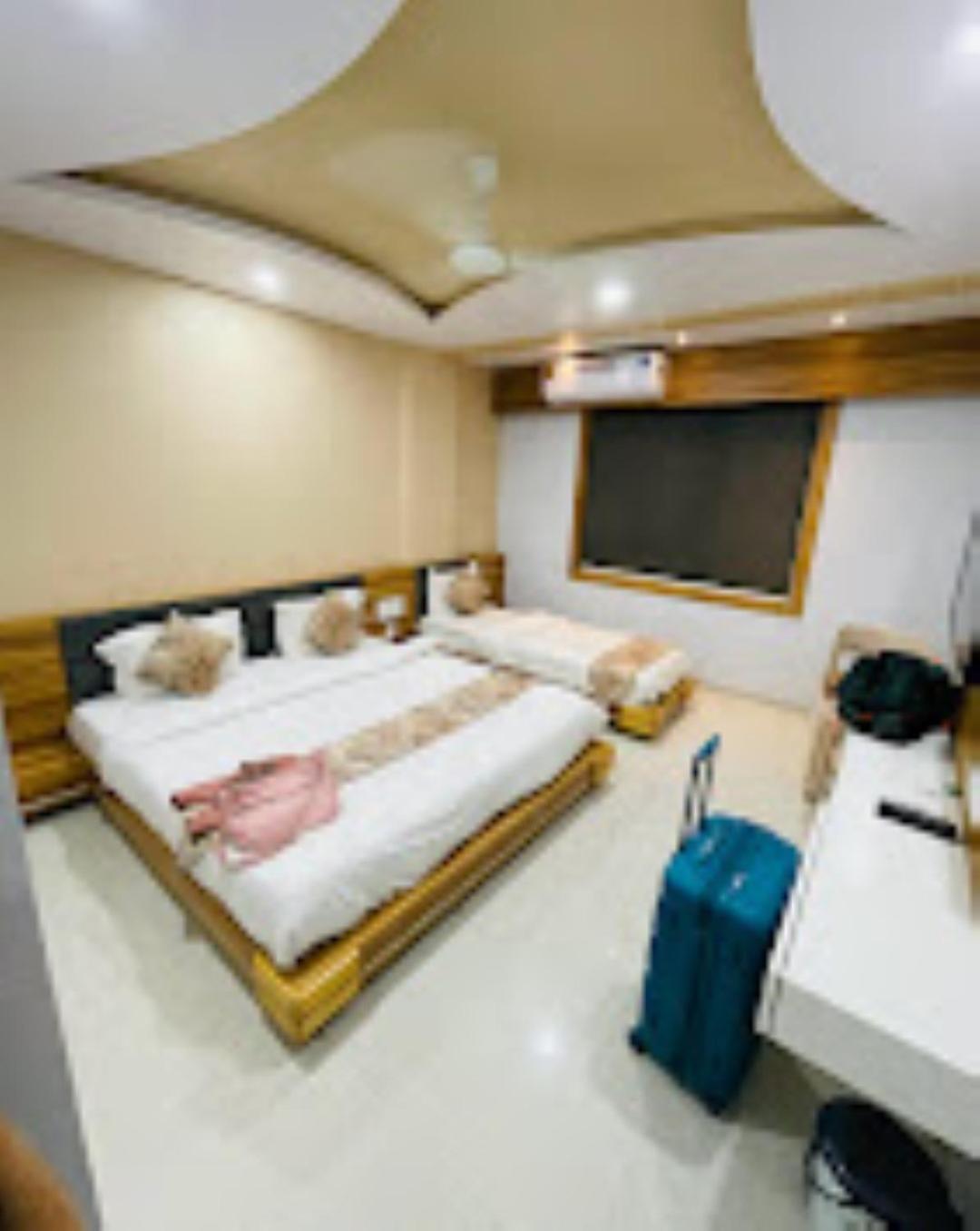 Hotel Krish , Сомнатг Екстер'єр фото