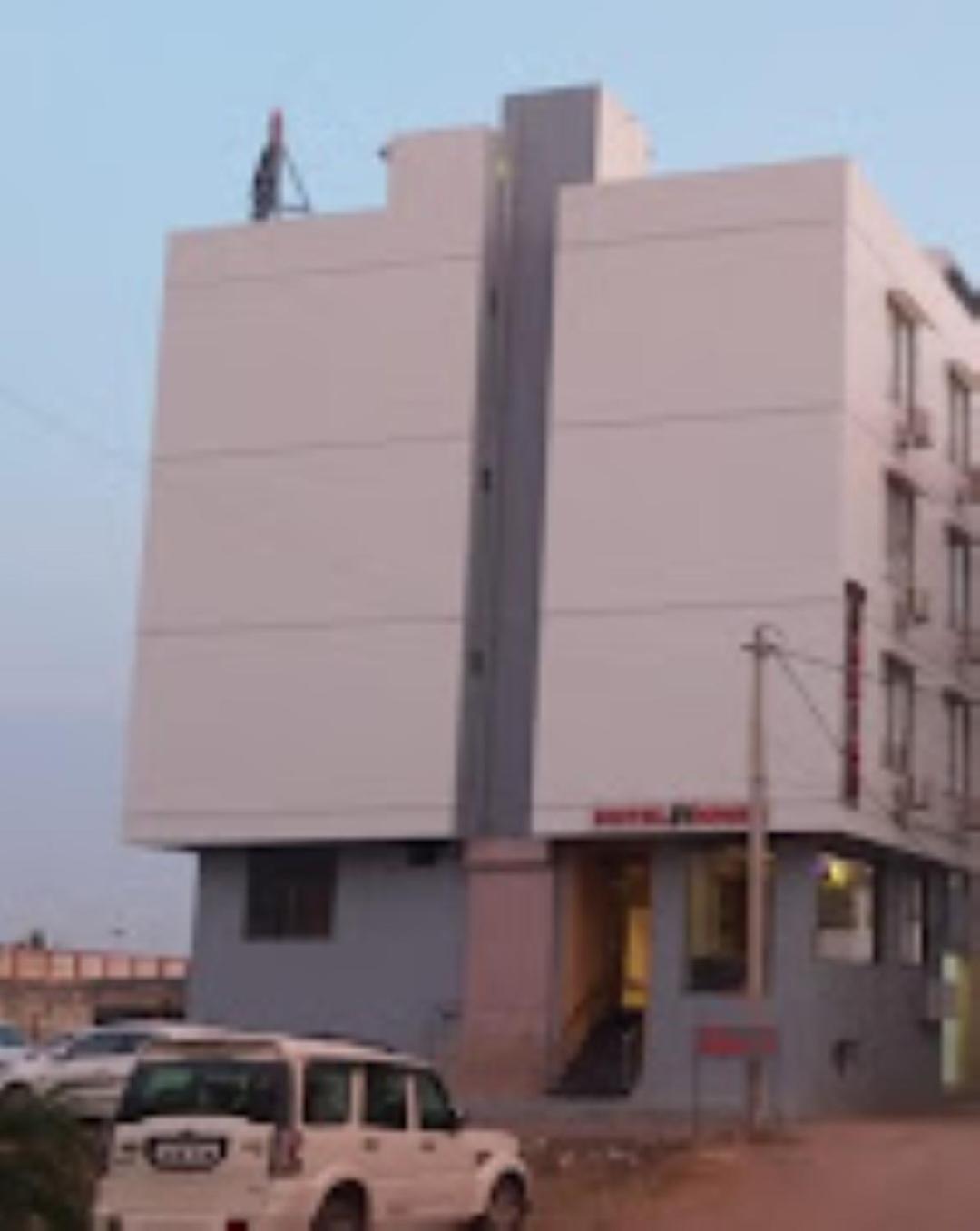 Hotel Krish , Сомнатг Екстер'єр фото