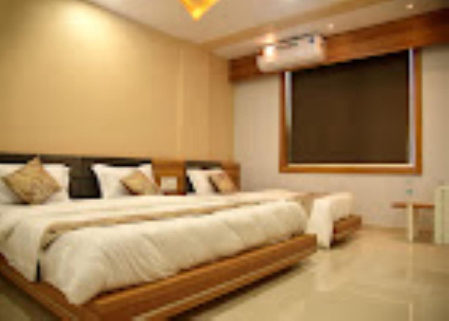 Hotel Krish , Сомнатг Екстер'єр фото